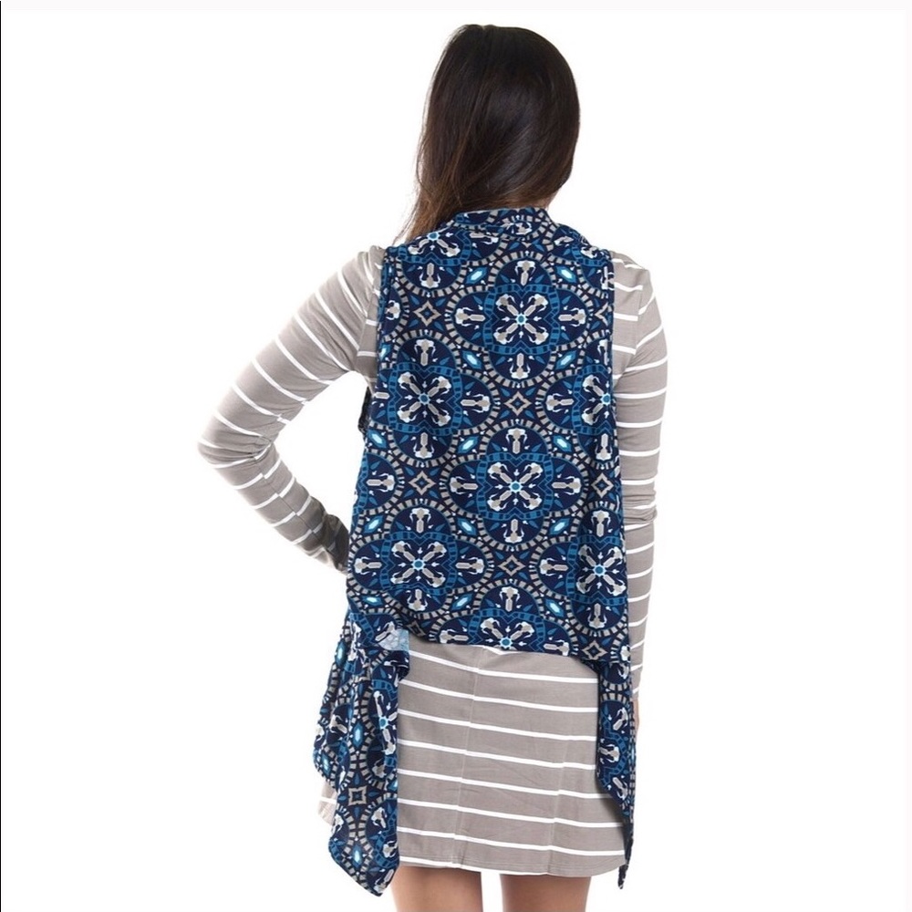 🚨Sale 5/$20🚨 Versatile Waterfall Vest/Scarf - Picture 6 of 6